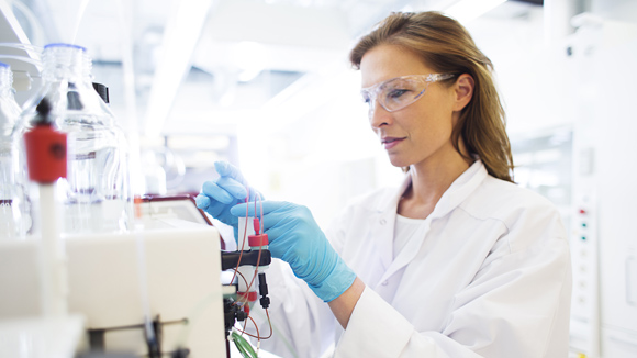 akta_pure_woman_in_lab580x326