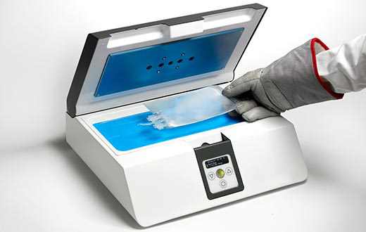 VIA Thaw CB1000 controls thawing of cells in cryobags.