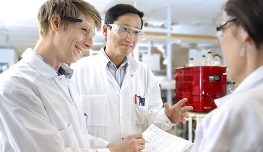 GE scientists collaborate in lab