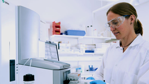 scientist-working-on-biacore-research-system