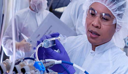 bioprocess-user-checking-ph-level-xcellerex-bioreactor_520px