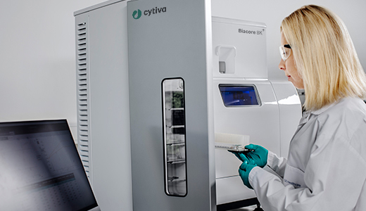 Biacore 8K and female scientist