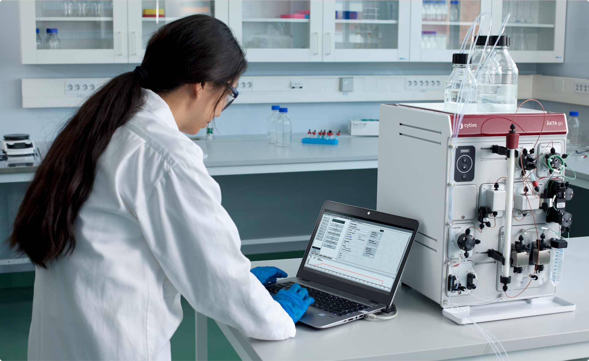 ÄKTA go, cytiva branded, scientist in lab with computer