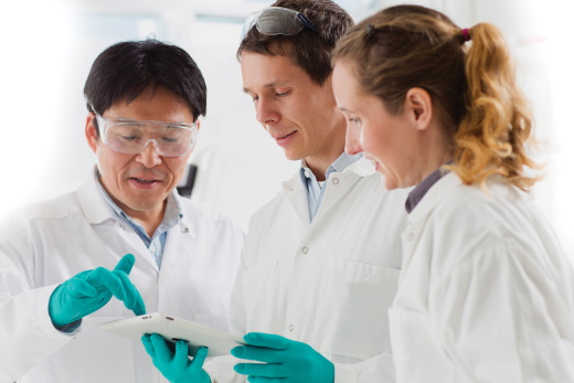 Scientist discussing in the lab