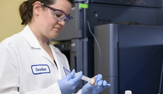 Woman HPLC filtration in lab syringe filter MUP 2 content banner