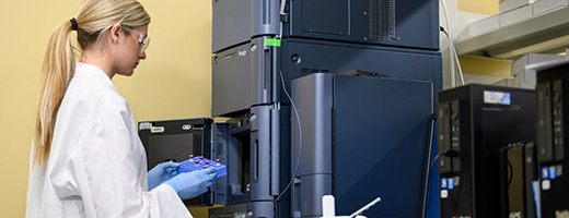 Woman HPLC filtration in lab MUP 1